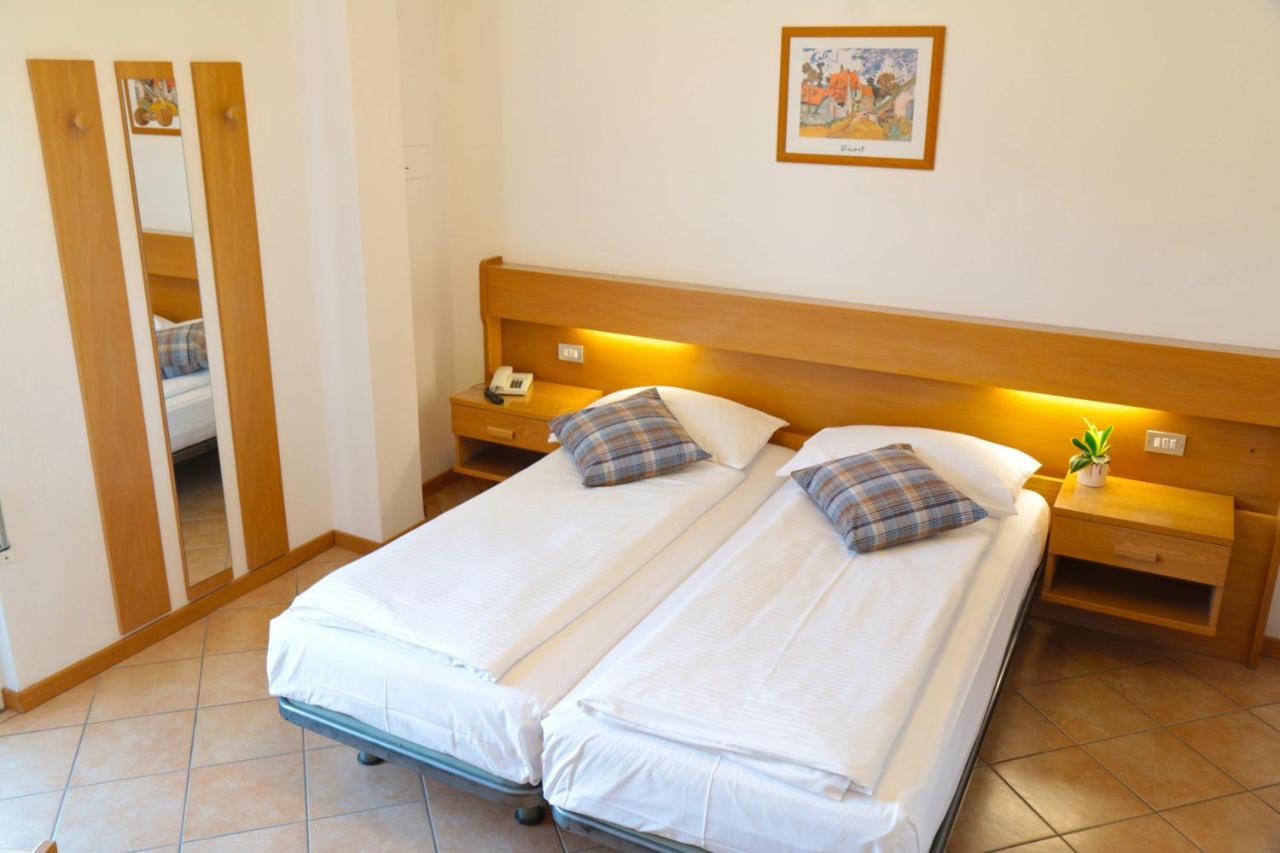 Hotel Villa Clara Torbole Sul Garda Bagian luar foto