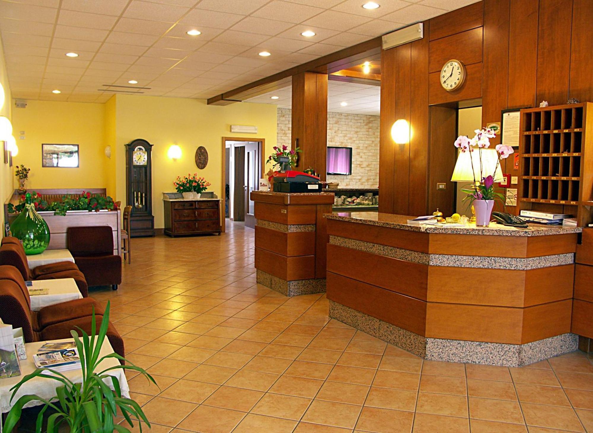 Hotel Villa Clara Torbole Sul Garda Bagian luar foto