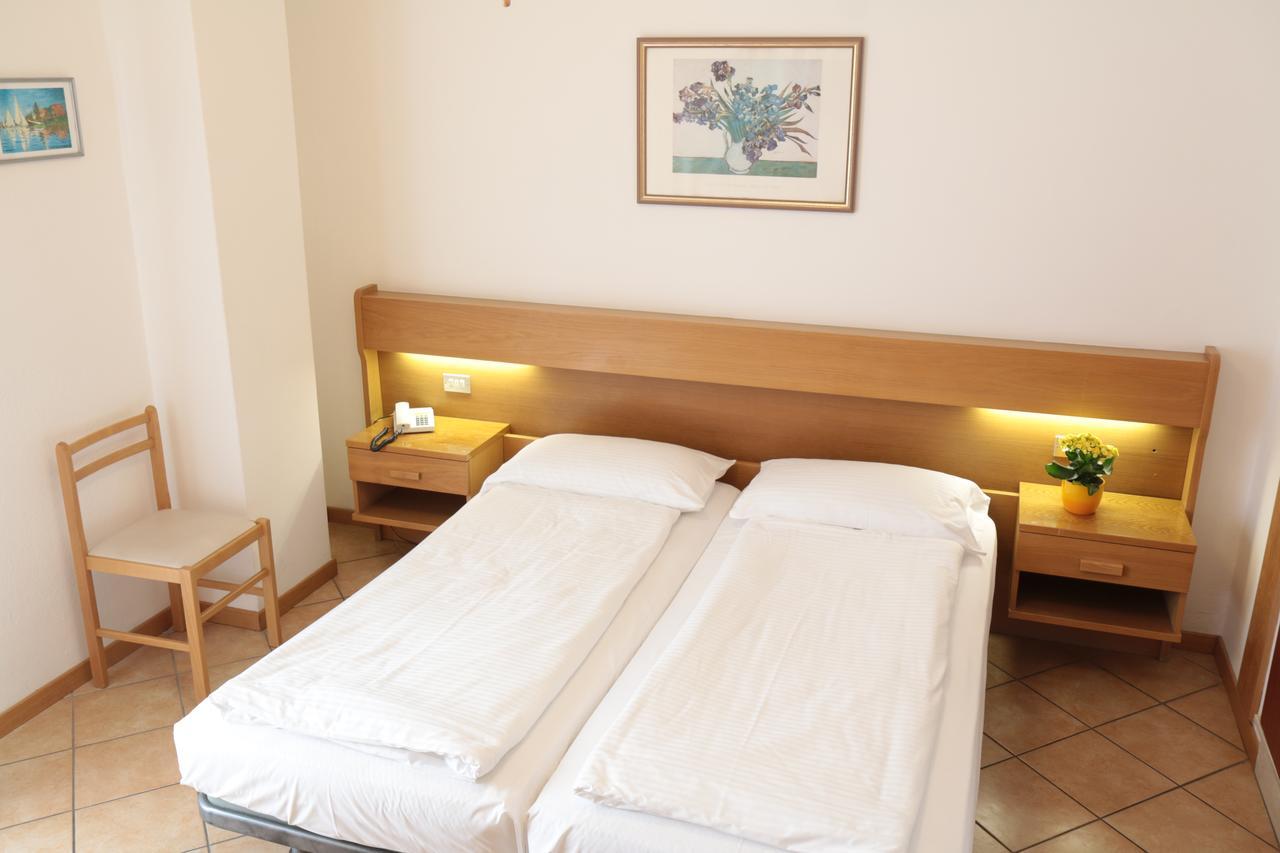 Hotel Villa Clara Torbole Sul Garda Bagian luar foto