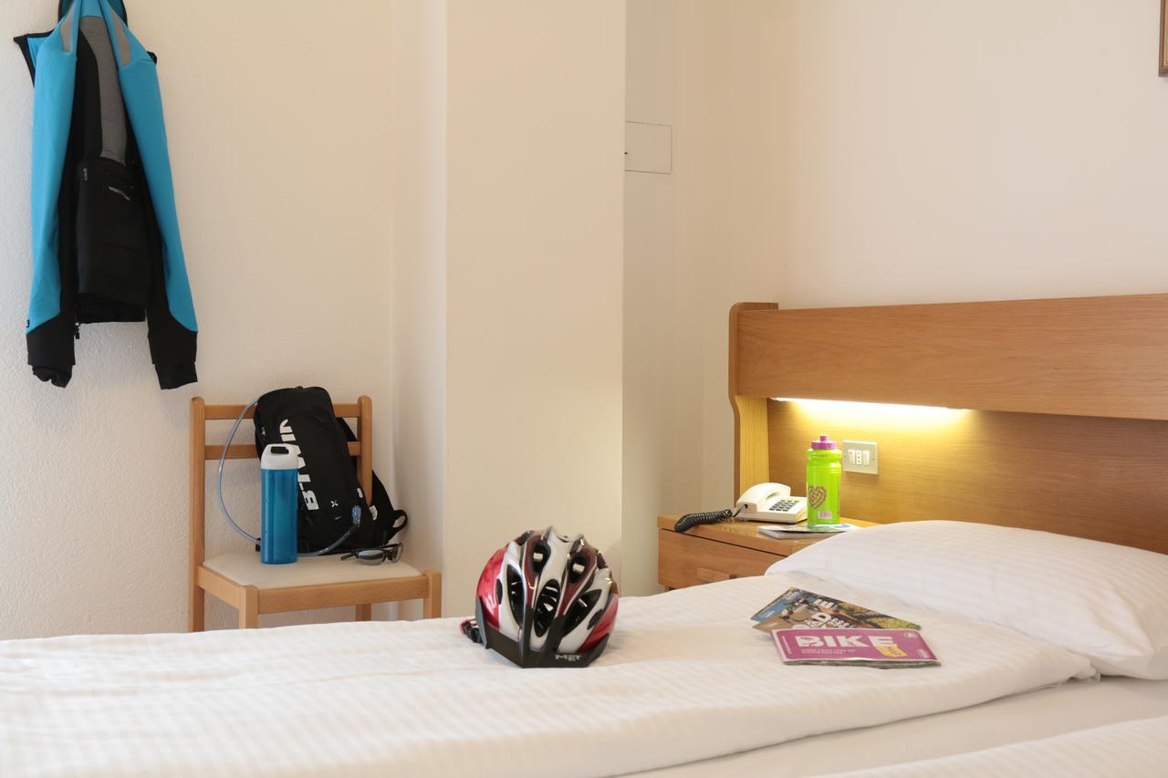 Hotel Villa Clara Torbole Sul Garda Bagian luar foto