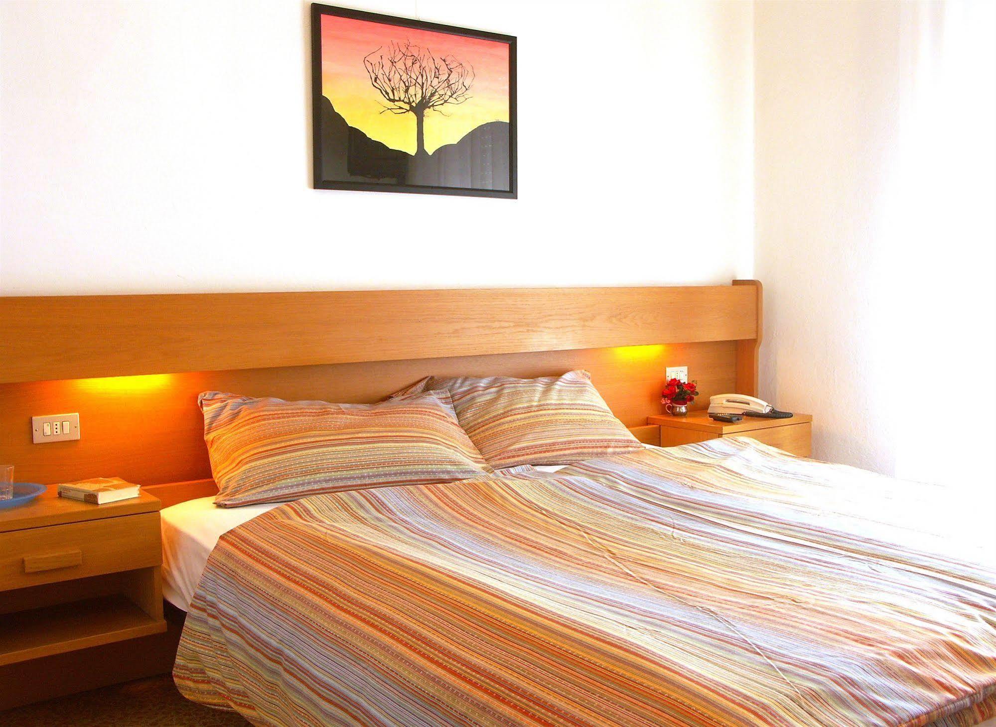 Hotel Villa Clara Torbole Sul Garda Bagian luar foto