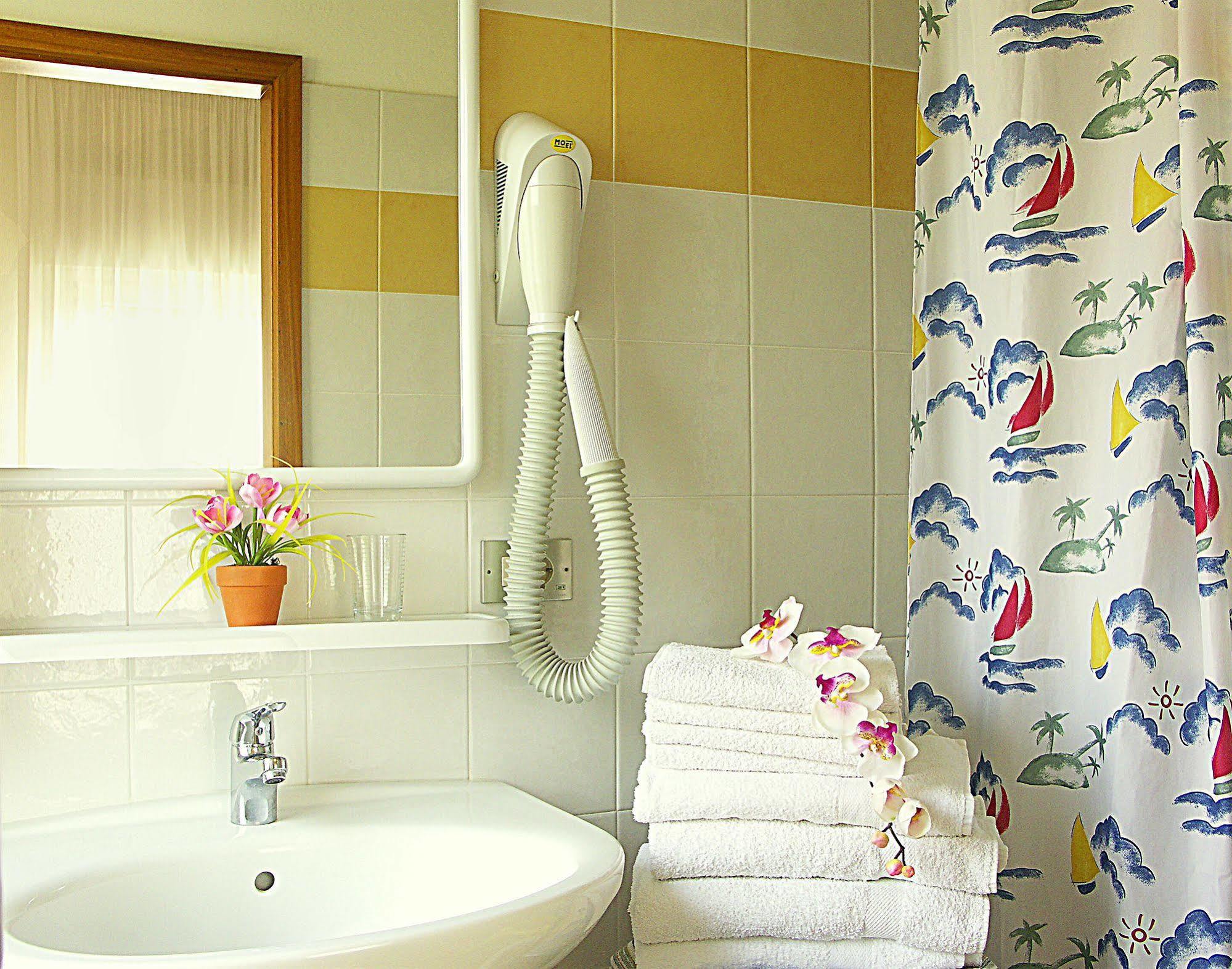 Hotel Villa Clara Torbole Sul Garda Bagian luar foto