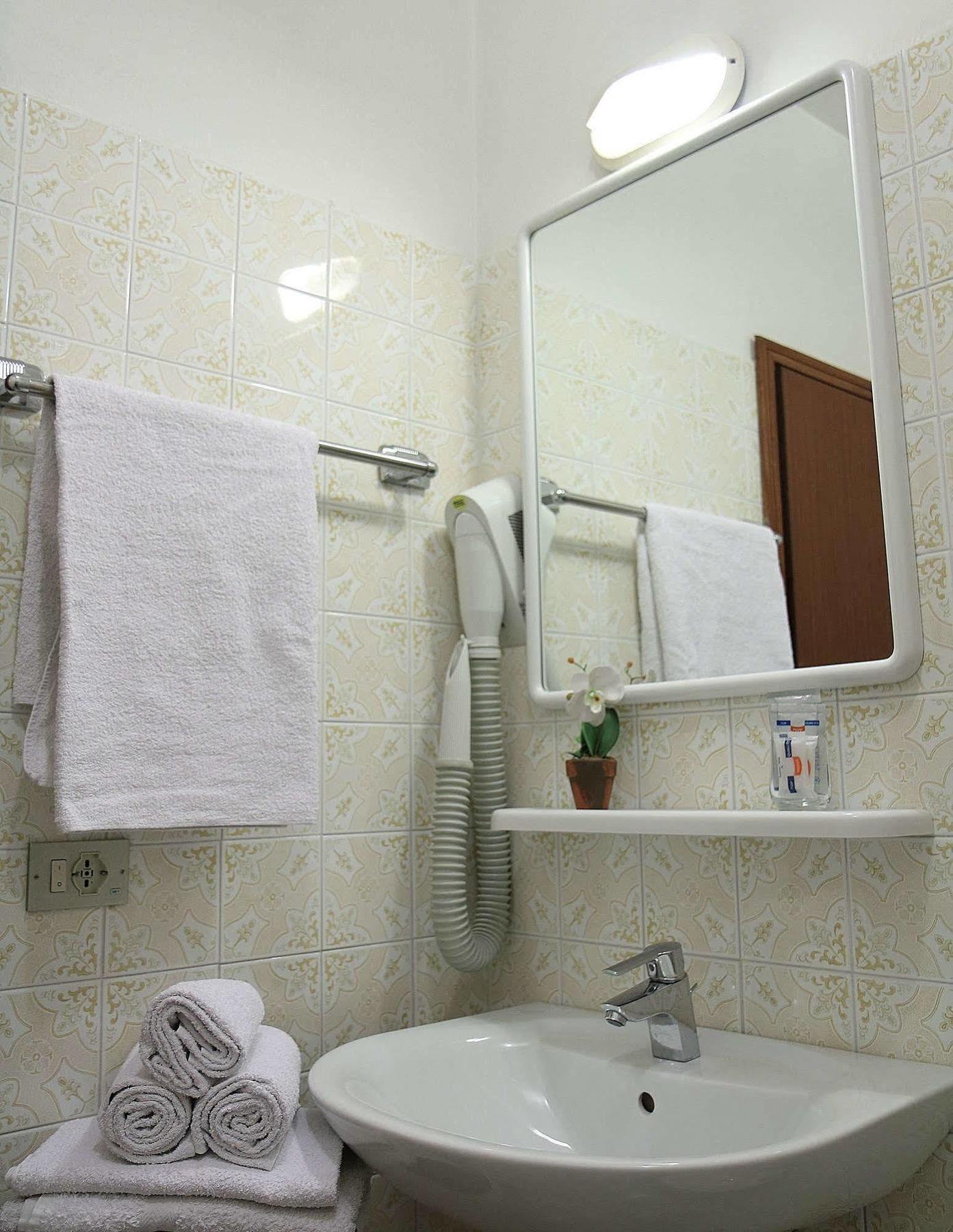 Hotel Villa Clara Torbole Sul Garda Bagian luar foto