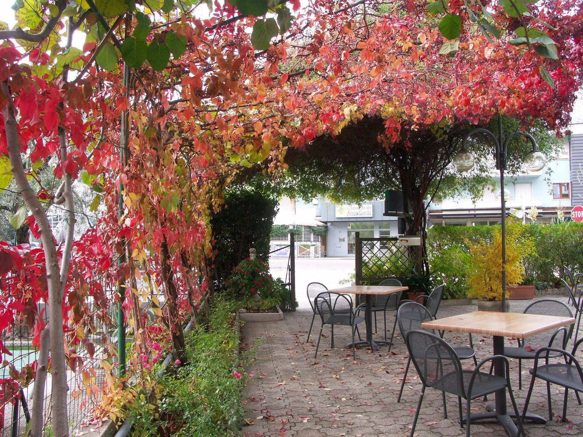 Hotel Villa Clara Torbole Sul Garda Bagian luar foto