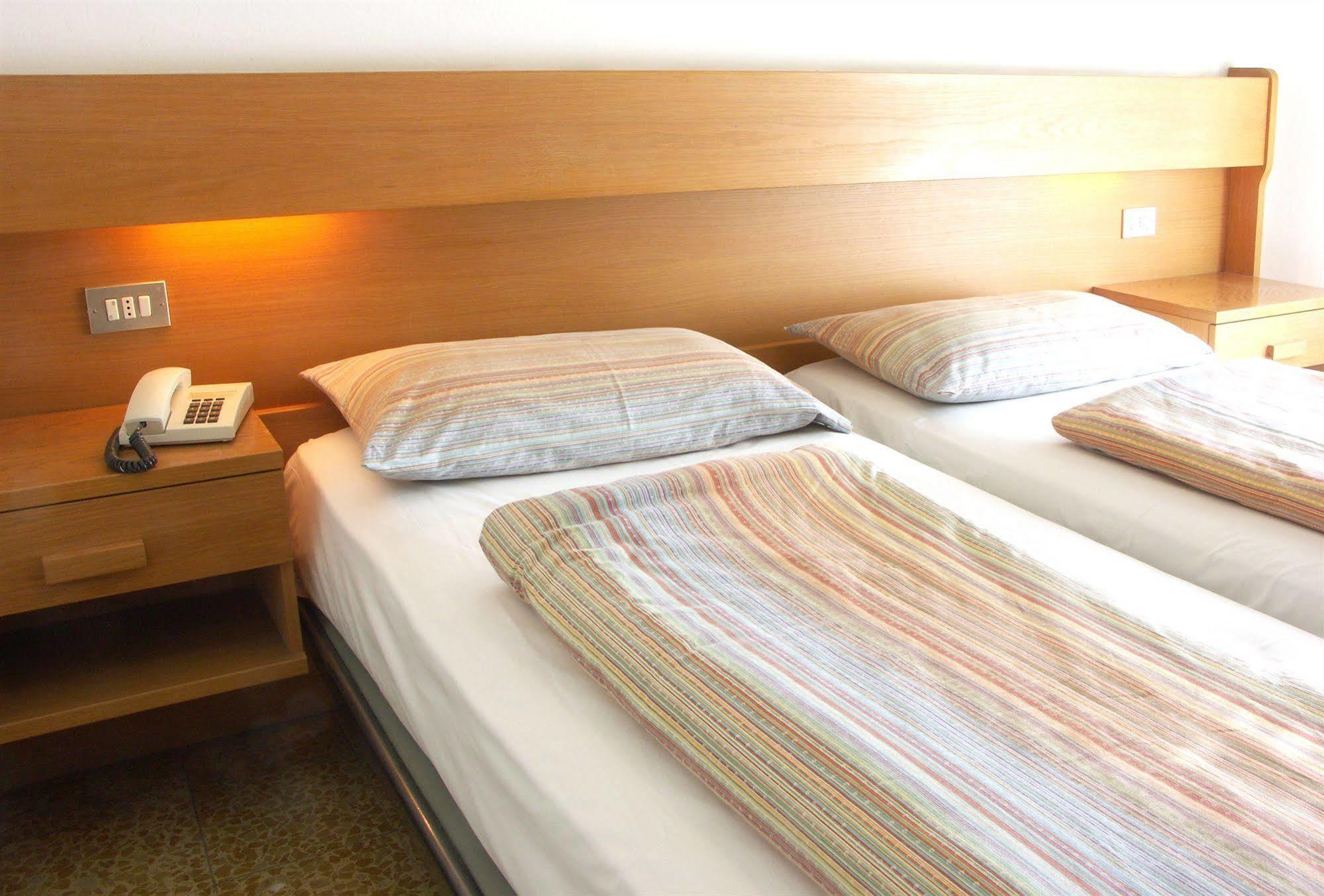 Hotel Villa Clara Torbole Sul Garda Bagian luar foto