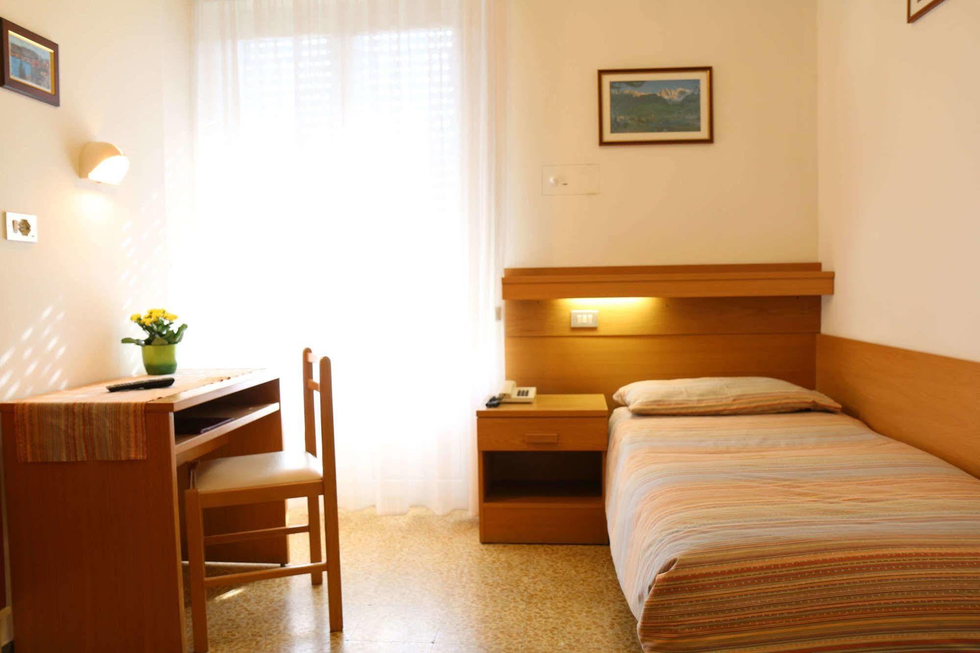 Hotel Villa Clara Torbole Sul Garda Bagian luar foto