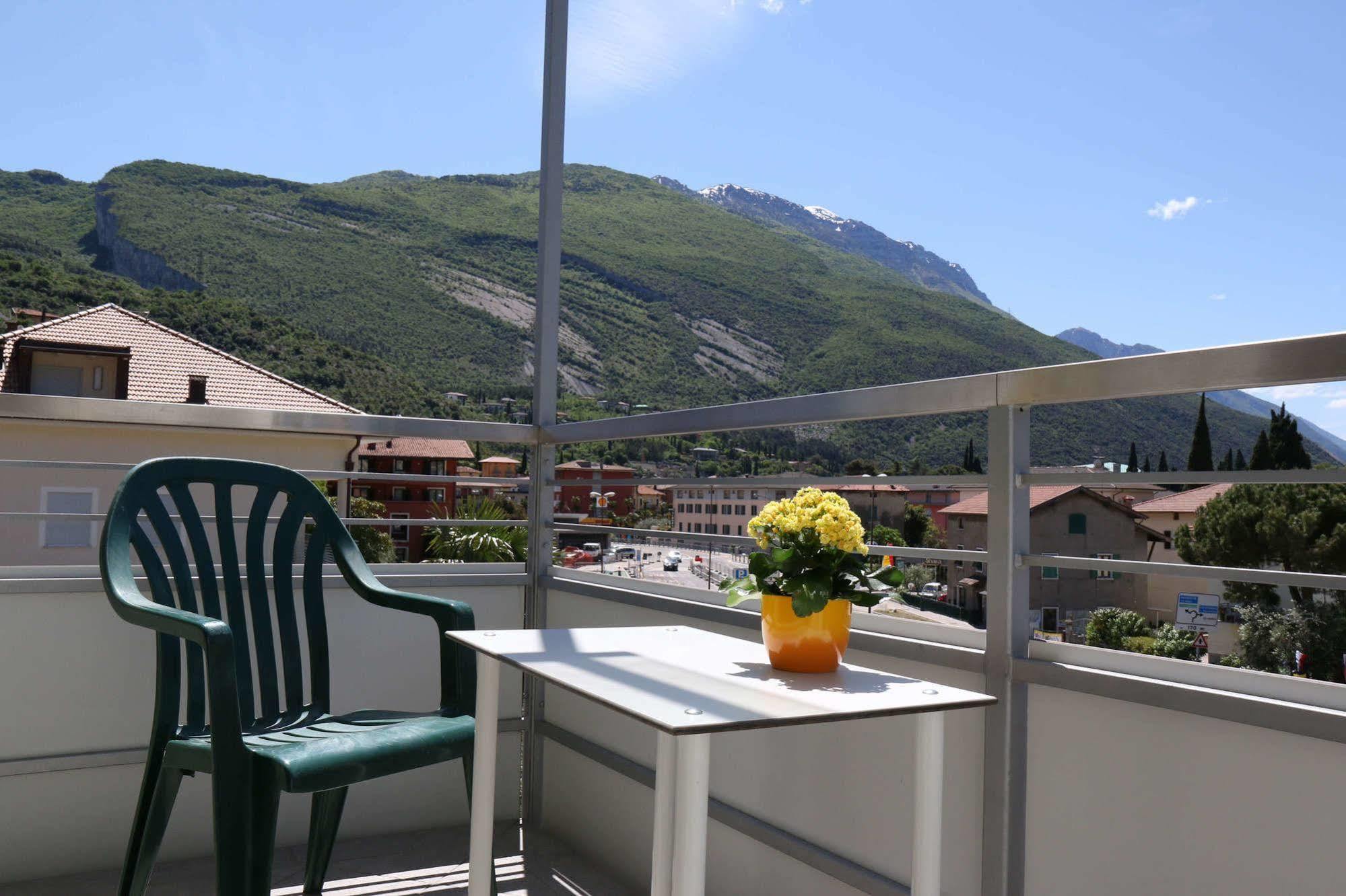 Hotel Villa Clara Torbole Sul Garda Bagian luar foto