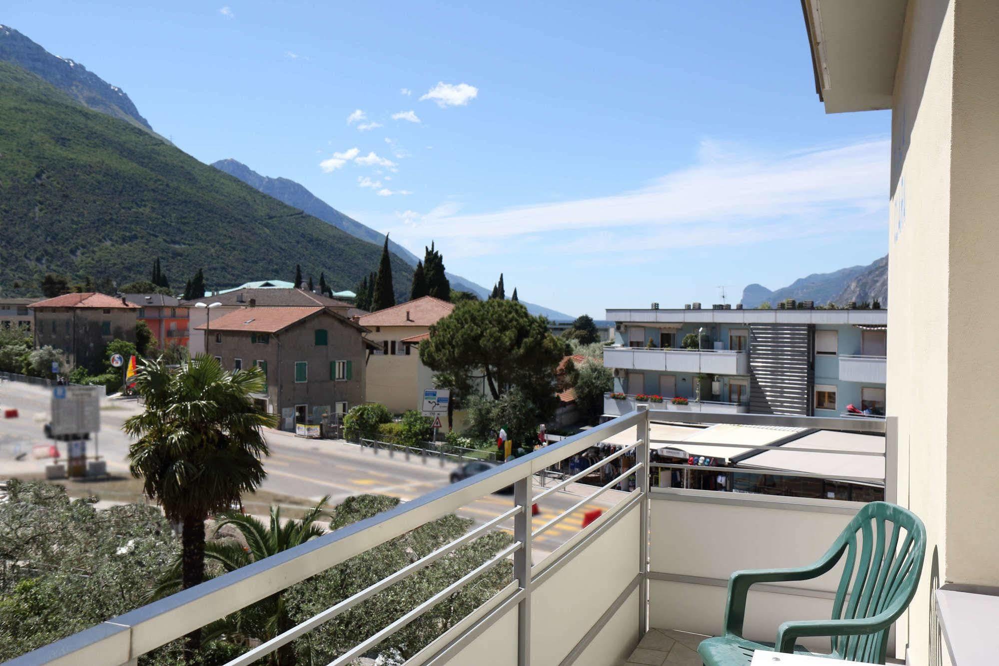Hotel Villa Clara Torbole Sul Garda Bagian luar foto
